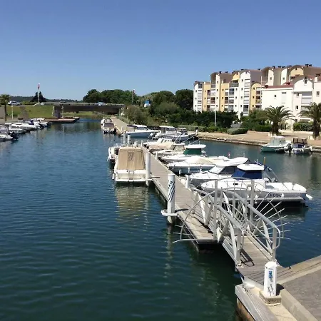 Perle Méditerranéenne Au Coeur Du Port De *