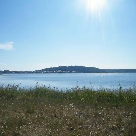 公寓 Sur Le Port, Climatisation, Wifi, Piscine, Lave-linge 格吕桑